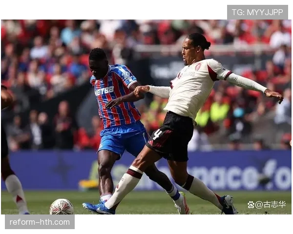 范戴克领衔洛特战术体系重塑赢球哲学,专家解析稳健策略引领球队成功 范戴克领衔洛特战术体系重塑赢球哲学,专家解析稳健策略引领球队成功